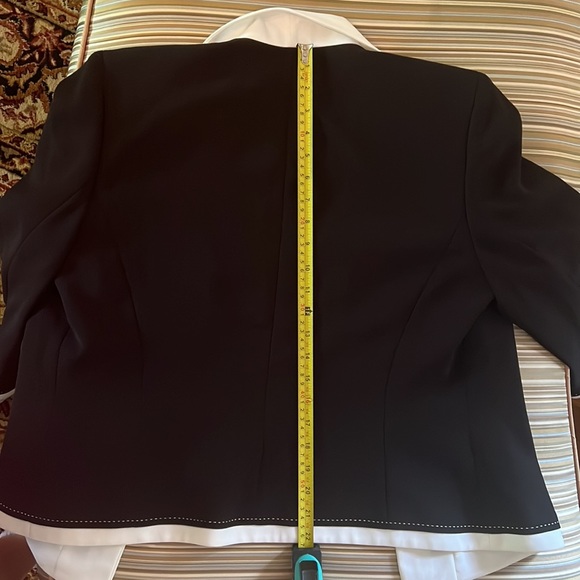 Kasper - women’s classic, timeless black suit. Jacket and matching skirt set. - Picture 4 of 11